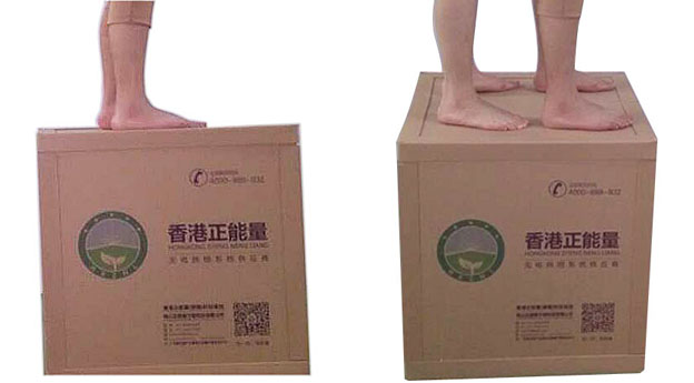 香港正能量新型包裝箱站兩個人也堅(jiān)韌無比